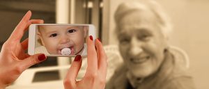 Ein Smartphone mit einem Babykopf, dahinter der einer alten Frau, Stichwort Virtual und Augmented Reality. (c) Pixabay.com