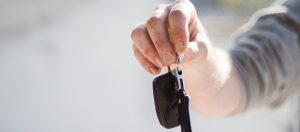 Die Hand eines Mannes, der einen Autoschlüssel hält, Stichwort Mietwagen. (c) Pixabay.com