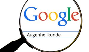 Eine Lupe, darunter Google und "Augenheilkunde", Stichwort digitale Revolution. (c) Pixabay.com