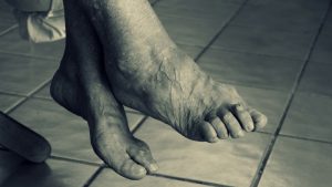 Die Füße einer alten Frau, Stichwort WürdeTrotzDemenz. (c) Pixabay.com