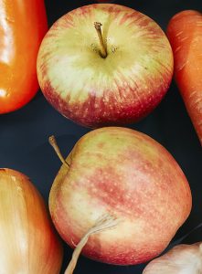 Obst und Gemüse: Oft importiert und zu wenig saisonal 1 Äpfel, Stichwort Obst und Gemüse. (c) Greenpeace / Mitja Kobal
