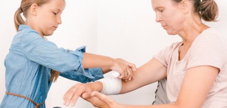 Eltern pflegen ist kein Kinderspiel – wenn Kinder pflegen (c) Johanniter/ N. Studeny