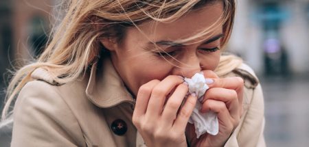 Ha-tschi! Das hilft bei Schnupfen, wenn die Nase läuft und läuft und… (c) obs/ Wort & Bild Verlag - Apotheken Umschau/ istock_bernardbodo