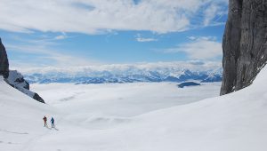 Zwei Sportler beim Skitourengehen in den Alpen. (c) ISAG