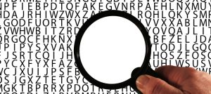 Buchstaben, darüber eine Lupe, durch die man nur weiß sieht, Stichwort Diagnose Demenz. (c) Pixabay.com