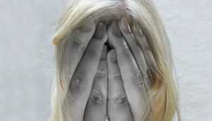 Die Hände einer Frau, die damit ihr Gesicht verdeckt, Stichwort Depression. (c) Pixabay.com