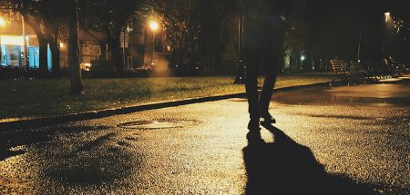 Fußgänger und Fahrzeuglenker: aufpassen in der ‚dunklen‘ Jahreszeit! (c) Pixabay.com