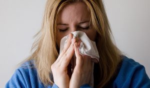 Eine Frau, die sich die Nase putzt, Stichwort Erkältungen. (c) Pixabay.com