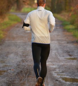 Ein Läufer auf einem Feldweg, Stichwort Outfit. (c) Pixabay.com