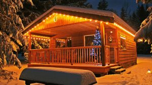 Eine Hütte im Winter mit Weihnachtsbeleuchtung. (c) Pixabay.com