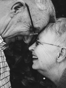 Ein altes Paar lacht sich gegenseitig, Stirn an Stirn, an, Stichwort Vorsorge. (c) Pixabay.com