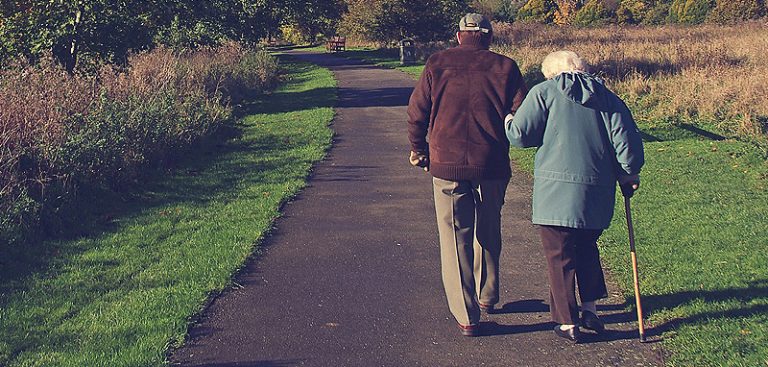Ein altes Paar beim Spazierengehen in einem Park. (c) Pixabay.com