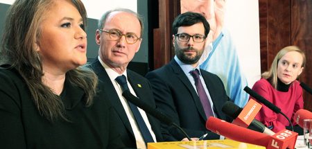 Pflege-Studie: mobile Dienste können Kostensteigerung dämpfen v.l.n.r.: Elisabeth Anselm (Geschäftsführerin Hilfswerk Österreich), Othmar Karas (Präsident Hilfswerk Österreich), Matthias Firgo (Studienautor), Ulrike Famira-Mühlberger (Studienautorin)