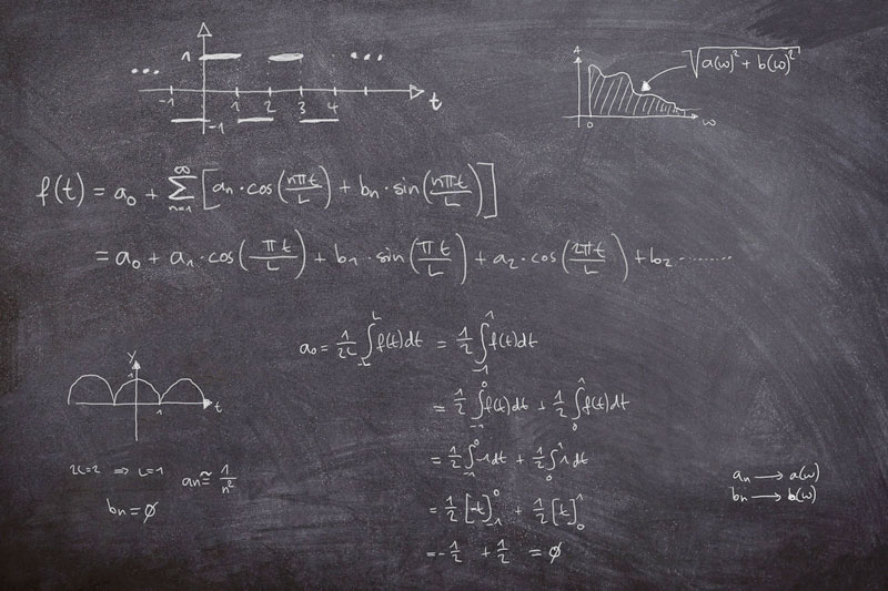 Eine Tafel mit mathematischen Berechnungen. (c) Pixabay.com