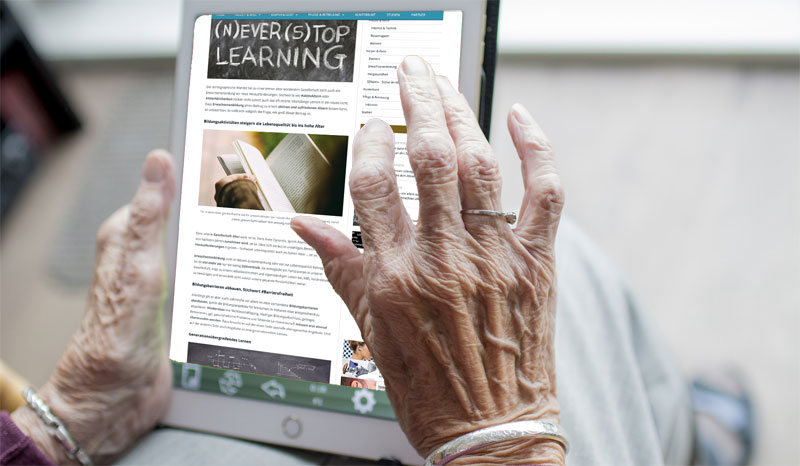 Die Hände einer alten Frau, die sich auf einem Tablett eine Seite im Internet anschaut, Stichwort Bild des Alters. (c) Pixabay.com