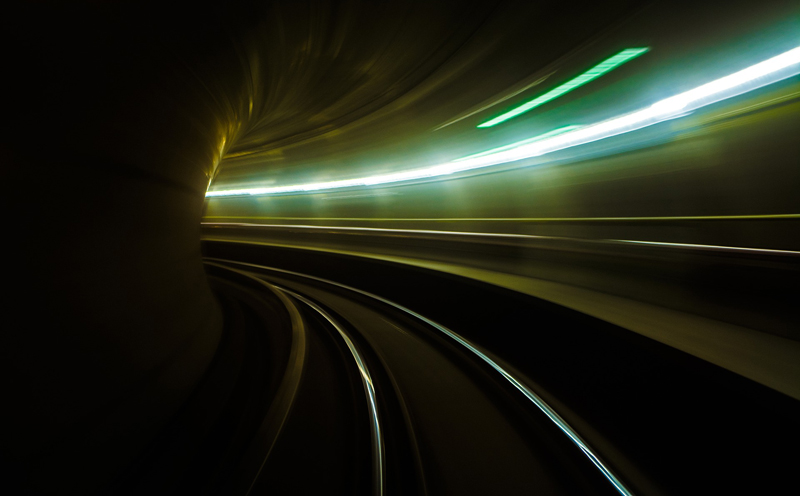 Die Lichter in einem U-Bahn Schacht. (c) Pixabay.com