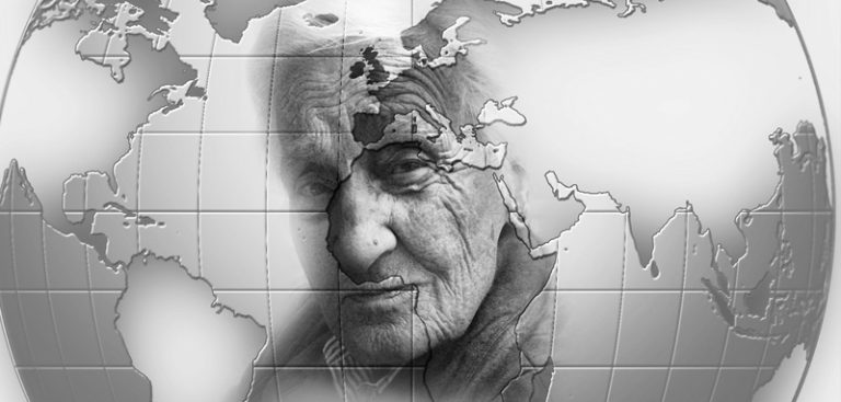 Das Gesicht einer alten Frau teilweise überlagert von einer Weltkarte. (c) Pixabay.com