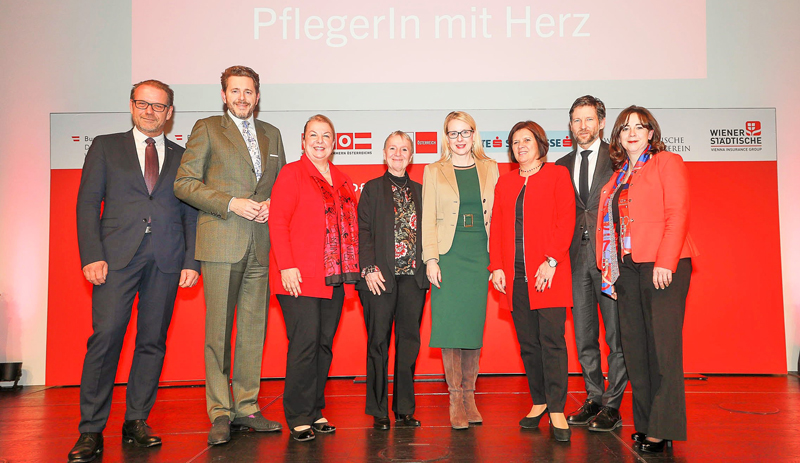 Österreichs „PflegerInnen mit Herz“ 2018 sind gekürt – Gratulation! 1 v.l. Andreas Herz (WKÖ-Fachverbandsobmann), WKÖ-Präsident Harald Mahrer, Beate Hartinger-Klein (Bundesministerin für Arbeit, Soziales, Gesundheit und Konsumentenschutz), Helene Kanta (Vorstandsdirektorin des Wiener Städtischen Versicherungsvereins), Margarete Schramböck (Bundesministerin für Digitalisierung und Wirtschaftsstandort), AK-Präsidentin Renate Anderl, Thomas Schaufler (Vorstand der Erste Bank) und Wiener Städtische Vorstandsdirektorin Doris Wendler. (c) Verein PflegerIn mit Herz/ Richard Tanzer