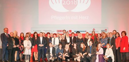 Die „PflegerInnen mit Herz“ 2018 mit den Unterstützern und Partnern der Initiative im Rahmen der feierlichen Ehrung in der „Grand Hall“ am Erste Campus. (c) Verein PflegerIn mit Herz/ Richard Tanzer