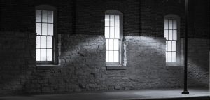 Mit künstlichen Schatten Einbrecher wirkungsvoll abschrecken (c) Pixabay.com