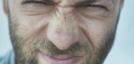 Einmal spülen bitte. Wissenswertes zum Thema Nasendusche Ein Mann mit Bart rümpft die Nase. (c) Pixabay.com