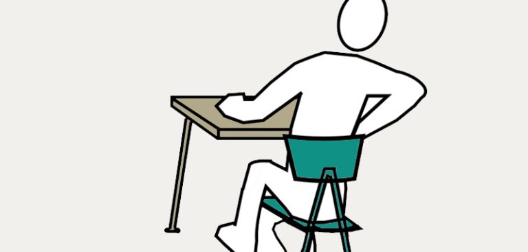 Illustration: eine Person sitzt an einem Tisch und hält sich vor Schmerzen den Rücken. (c) Pixabay.com
