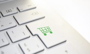 Ausschnitt einer Tastatur mit einem Einkaufswagen auf der Retur-Taste, Stichwort sicher online shoppen. (c) Pixabay.com