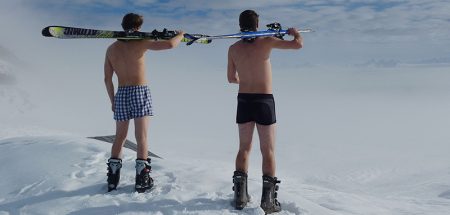 So «sicher» nicht – worauf sie bei Skihelm und -brille achten sollten Ein Skihelm mit Brille hängt auf zwei Skistöcken. (c) Pixabay.com