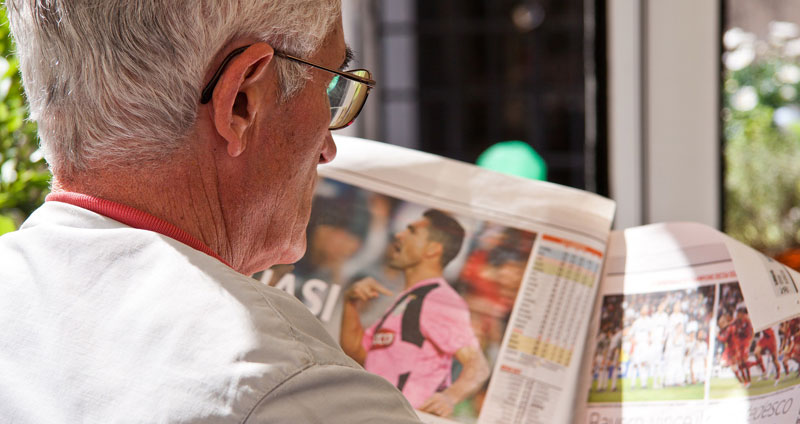Ein alter Mann, der den Sportteil einer Zeitung liest. (c) Pixabay.com
