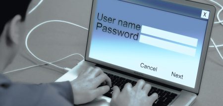 Eine Person vor einem Laptop beim Eingeben von Username und Passwort. (c) Pixabay.com