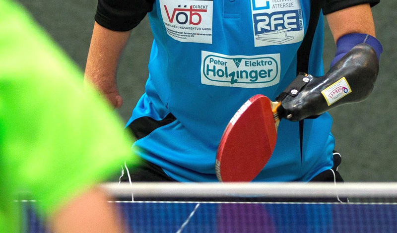 Ein Arm amputierter Tischtennisspieler mit einer Prothese, die den Tischtennisschläger hält, Stichwort Bionik. 
(c) Pixabay.com