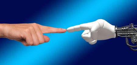 Der ausgestreckte Zeigefinger einer menschlichen und einer Roboterhand berühren sich. (c) Pixabay.com