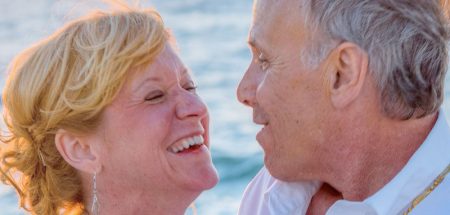 Die Köpfe eines älteren Paares, das sich anschaut und anlacht. (c) Pixabay.com