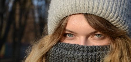 Eine Frau mit Wollhaube, die bis zur Nase mit einem Schal ihr Gesicht eingewickelt hat. (c) Pixabay.com