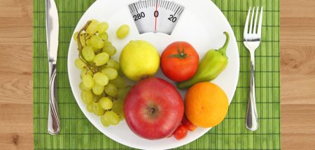 Intervallfasten – oder Abnehmen ohne dem ‚berühmten‘ Jojo-Effekt Obst auf einem Teller mit einer Gewichtsanzeige. (c) obs/ Protina Pharmazeutische GmbH/ viperagp