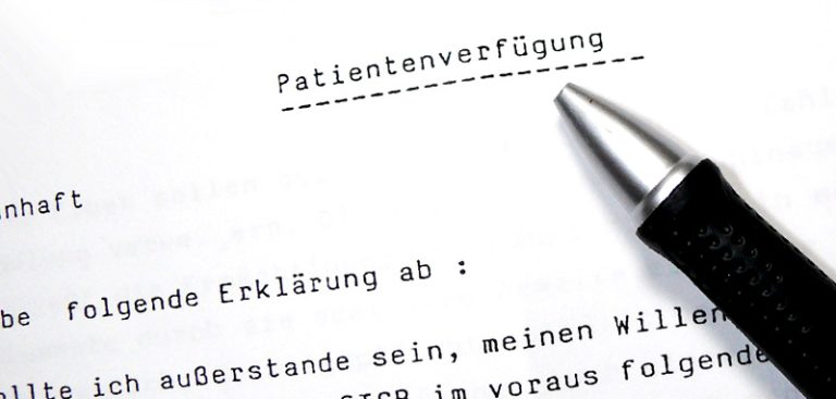 Teil der ersten Seite einer Patientenverfügung, auf der ein Kugelschreiber liegt. (c) Pixabay.com