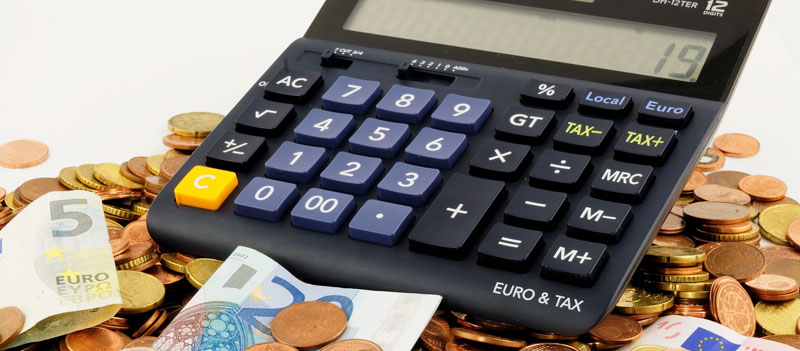 Ein Taschenrechner auf Euro Münzen und Scheinen, Stichwort was kostet mobile Pflege. (c) Pixabay.com