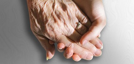 Die Hand einer jungen Frau hält die einer alten. (c) Pixabay.com
