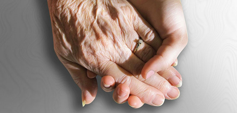 Die Hand einer jungen Frau hält die einer alten. (c) Pixabay.com