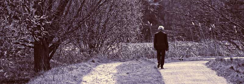 Ein Mann alleine auf einem Weg, Stichwort Einsamkeit. (c) Pixabay.com