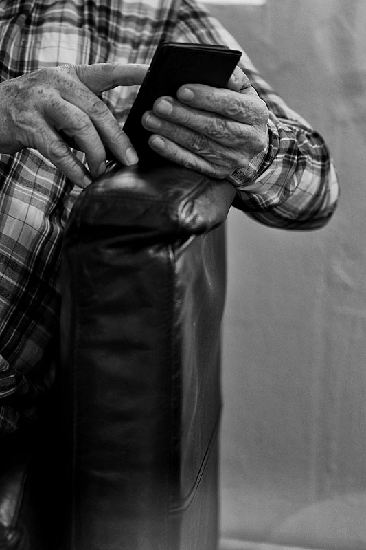 Ein alter Mann auf einem Ledersessel mit einem Smartphone in der Hand, Stichwort Senioren wischen, klicken, zoomen. 
(c) Pixabay.com