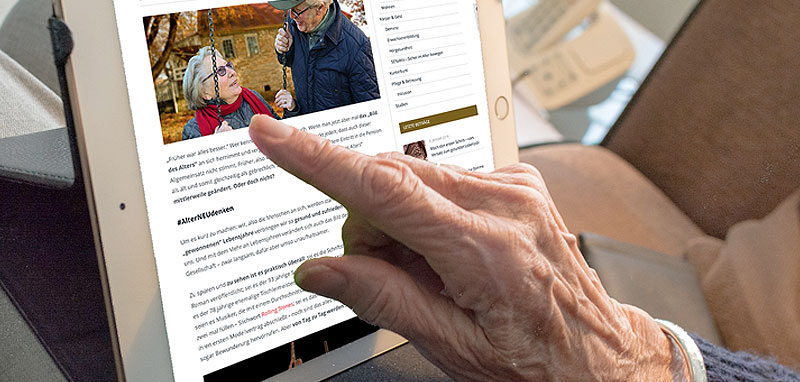 Die Hand einer alten Frau, die auf einem iPad im Internet surft. (c) Pixabay.com