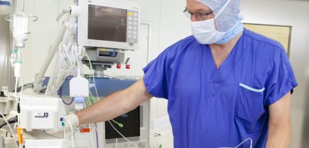 Ein Arzt in einem Krankenhaus beim Bedienen von medizinischen Geräten. (c) Pixabay.com