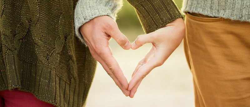 Die Hände eines Mannes und einer Frau bilden eine Herz. (c) Pixabay.com
