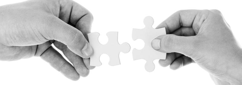 Zwei Hände, die zwei zueinander passende Puzzle Teile zusammen halten, Stichwort Wege aus der Einsamkeit. (c) Pixabay.com