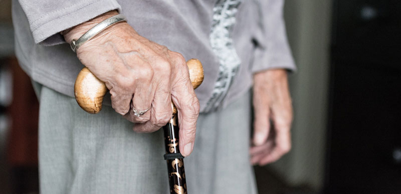 Die Hand einer alten Frau am Gehstock, Stichwort Alltagshilfen für Senioren. (c) Pixabay.com