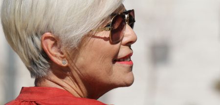 Profil einer älteren Frau mit Sonnenbrille. (c) Pixabay.com