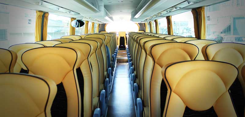 Sitze in einem Reisebus, Stichwort Busreise. (c) Pixabay.com