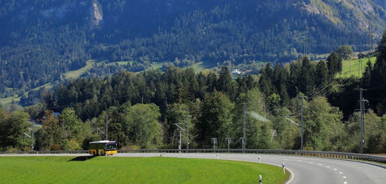 Ein Reisebus in den Alpen. (c) Pixabay.com