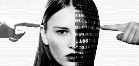 Illustration: Der Kopf einer Frau, eine Hälfte mit binären Zahlencodes verdeckt. Von beiden Seiten zeigt ein Zeigefinger auf den Kopf, rechts ein menschlicher, links ein Roboter. (c) Pixabay.com